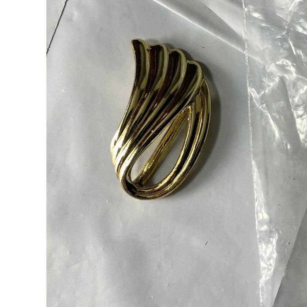 Vintage Gold Tone Abstract Swirl Statement Ring Sculptural Ribbon Design Vintage